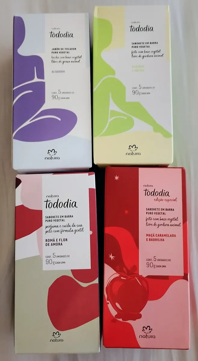 Quatro caixas de sabonetes sobre fundo claro